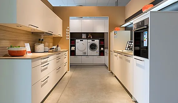 Zweizeilige Küche mit Hauswirtschaftsraum