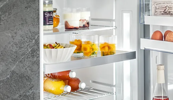 Sehr beliebt zum Kühlen und Gefrieren in der Küche ist eine großzügige Kühl-Gefrierkombination zum Einbau.