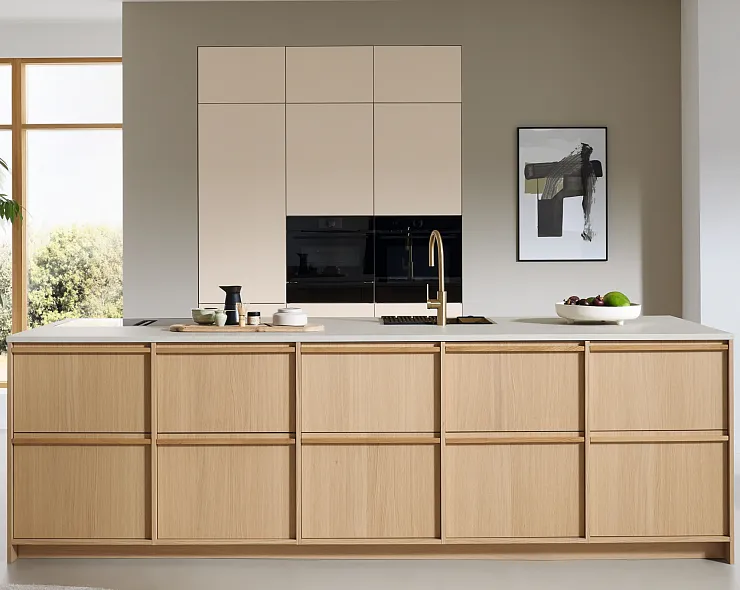 Küche mit Fronten aus Eichenholz im Japandi Stil