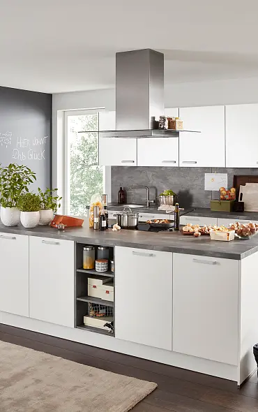 Moderne Küche mit großer Insel