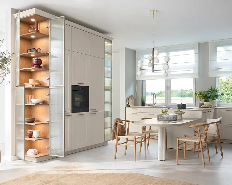 Skandinavische helle Landhausküche mit Vitrine