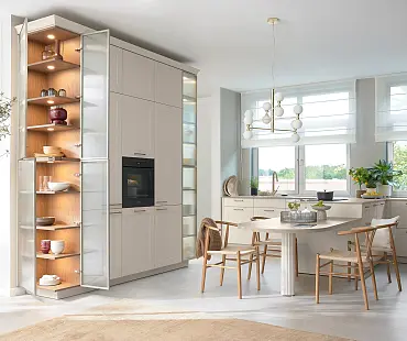 Skandinavische helle Landhausküche mit Vitrine