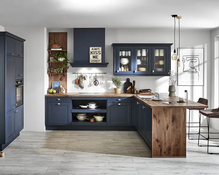 Dunkelblaue Landhausküche mit Arbeitsplatte aus Holz