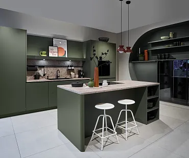 Smaragdgrüne Inselküche mit abgerundeten Wangen