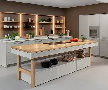 Kochinsel im Stil einer Werkbank mit markanten Rahmenauszügen