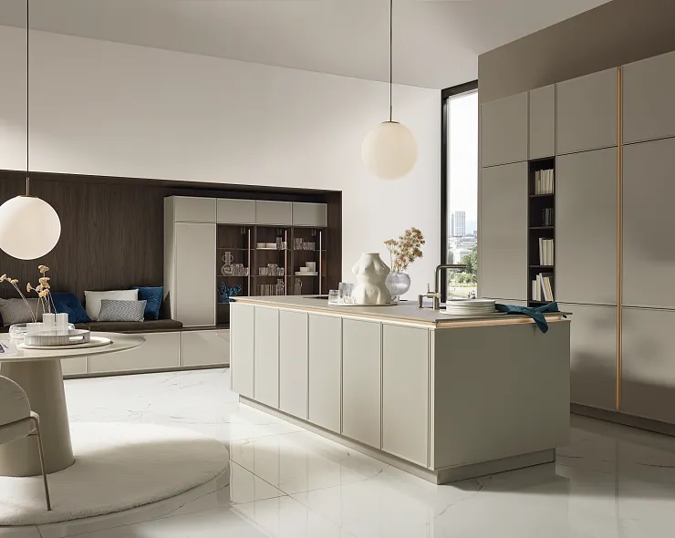 Puristische, grifflose Inselküche in Greige softmatt