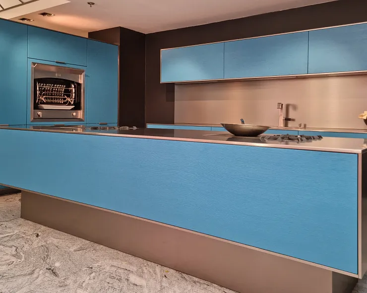 Kücheninsel mit extrahohem Sockel in blauer Designküche
