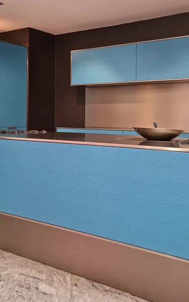 Kücheninsel mit extrahohem Sockel in blauer Designküche