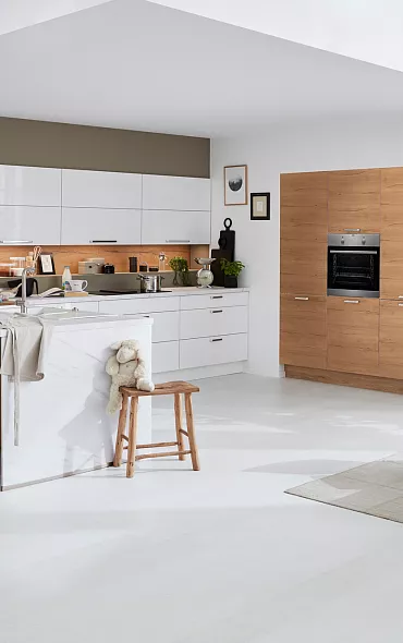 Moderne Einbauküche in Weiß und Holz
