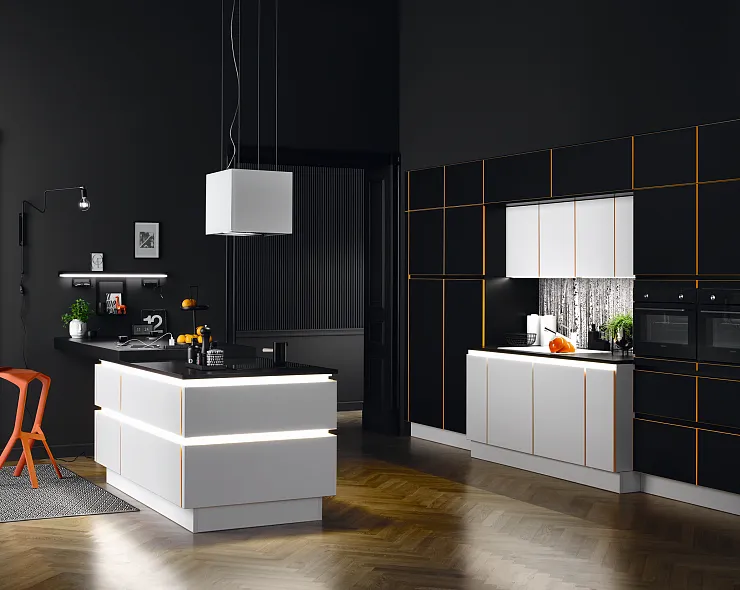 Grifflose Küche in Weiß und Schwarz mit moderner Beleuchtung