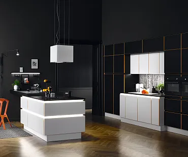 Grifflose Küche in Weiß und Schwarz mit moderner Beleuchtung