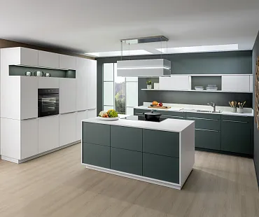 Zeitgemäße Inselküche in Weiß und Grün