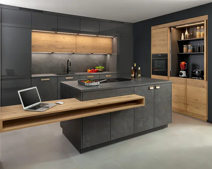 Inselküche mit Theke aus Wildeiche