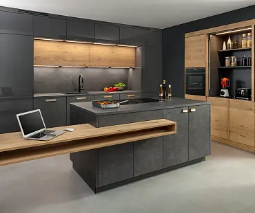 Inselküche mit Theke aus Wildeiche