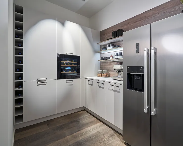 Vorratsraum mit Side-by-Side Kühlschrank und Einbau-Weinkühlschrank