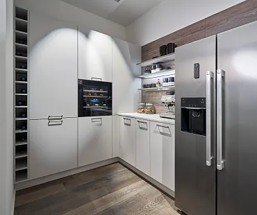 Vorratsraum mit Side-by-Side Kühlschrank und Einbau-Weinkühlschrank