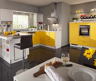 Einbauküche mit gelben Küchenfronten