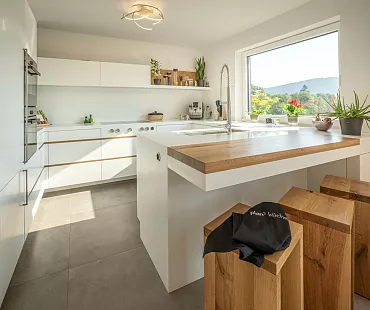 Weiße Küche mit Holzdetails