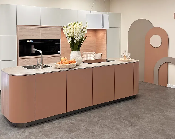 Abgerundete Kücheninsel mit rosafarbenen Fronten