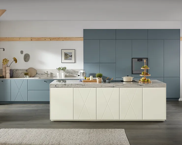 Offene Inselküche im skandinavischen Hygge-Stil