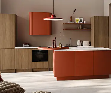 Designküche in Nussbaumoptik zu Fenix-Küchenfronten in Terrakotta