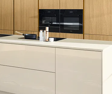 Kochinsel mit Fronten in SMARTGLAS Hochglanz Creme