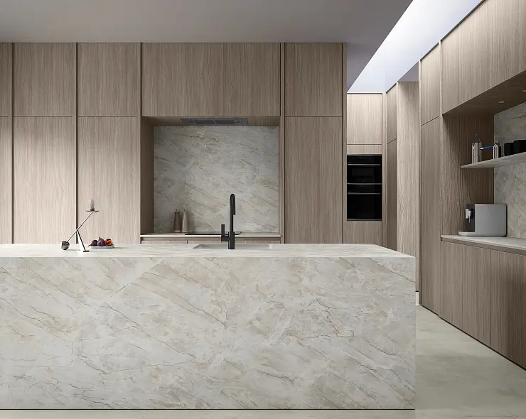 Kücheninsel und Rückwand in Dekton Nordal mit Äderung