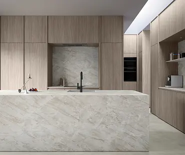 Kücheninsel und Rückwand in Dekton Nordal mit Äderung