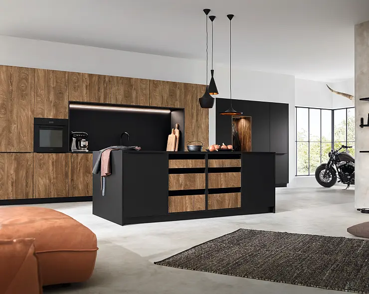Küche in Holzdesign und Schwarz