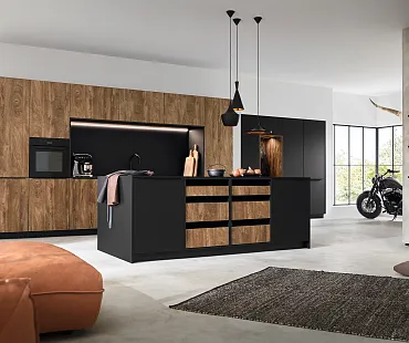 Küche in Holzdesign und Schwarz