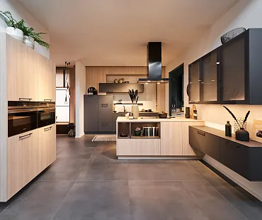 Schwebende Küche in Holzoptik und Schwarz