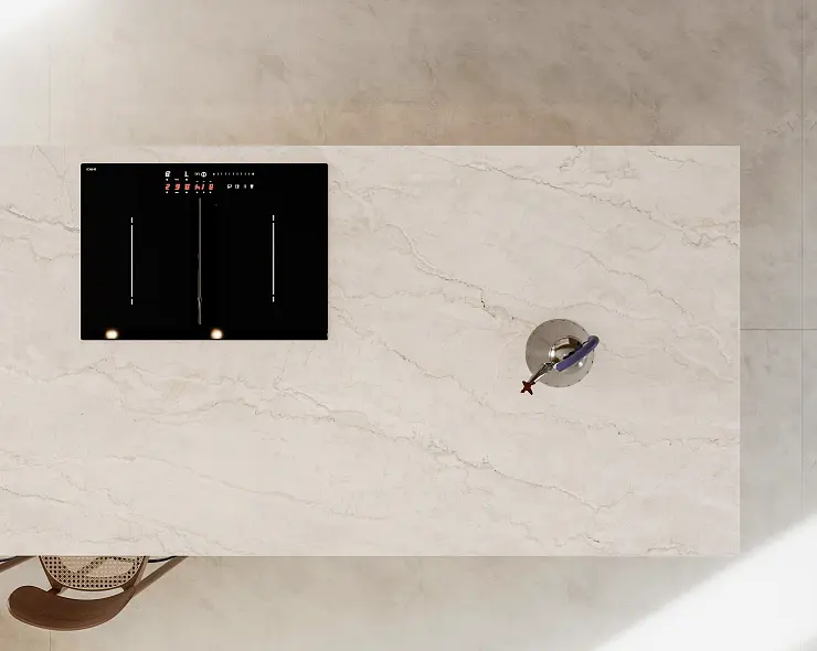 Kochinsel mit hochwertiger Dekton-Arbeitsplatte in Marmordesign