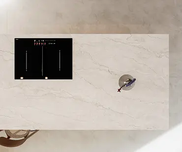 Kochinsel mit hochwertiger Dekton-Arbeitsplatte in Marmordesign
