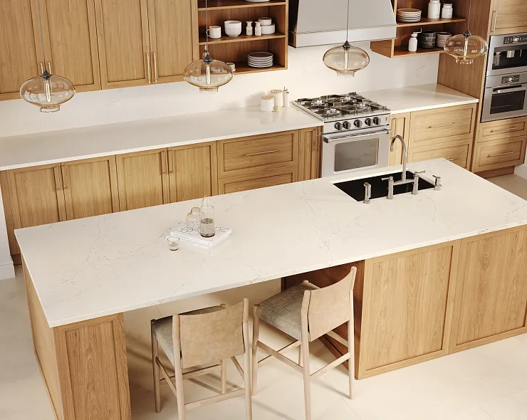 Warme, natürliche Inselküche in Holz- und Marmoroptik