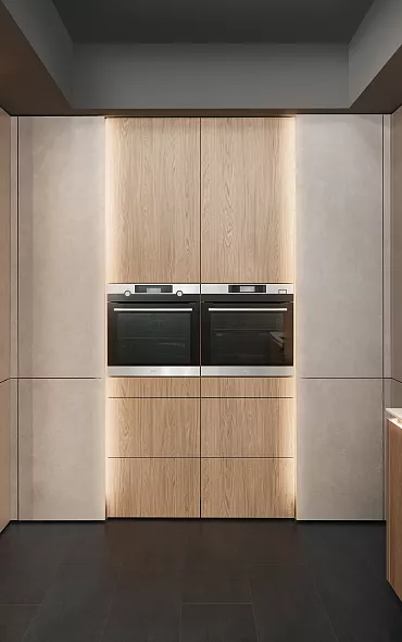 Kompakte U-Küche in Holzoptik mit warmer Beleuchtung