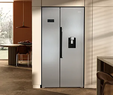 Side-by-Side Kühlschrank in offener Küche