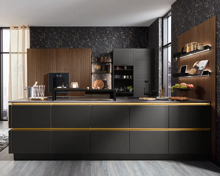 Schwarze Küche mit goldenen Akzenten und Holz