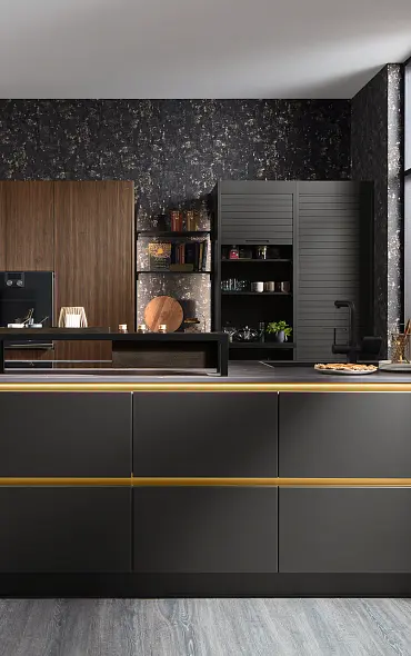 Schwarze Küche mit goldenen Akzenten und Holz