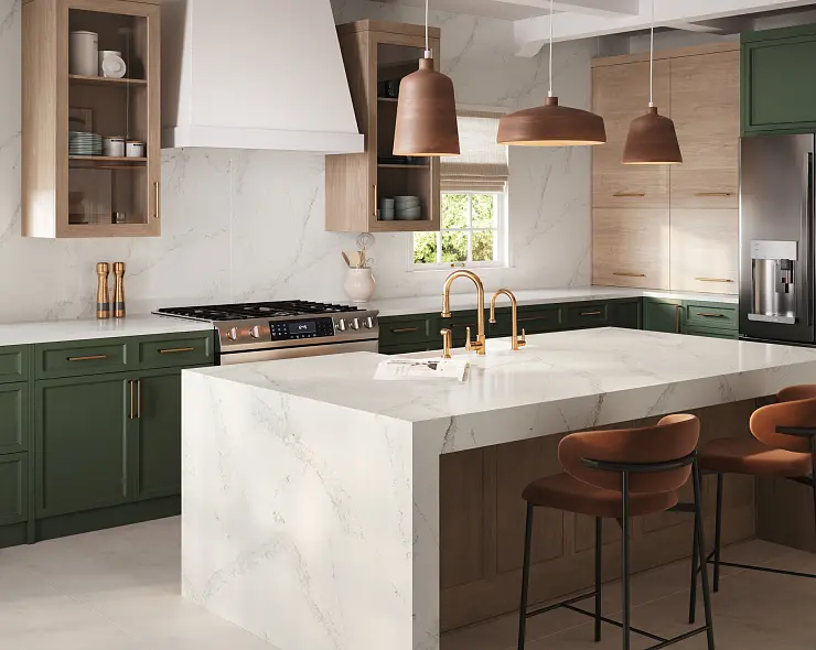 Moderne Landhausküche mit sanft gemaserten hellen Arbeitsflächen und tiefgrünen Fronten